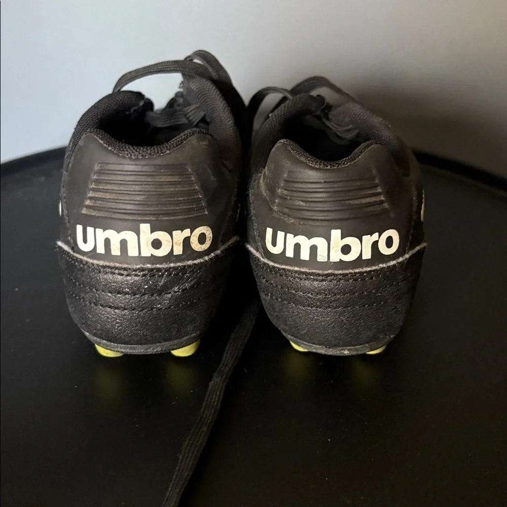 Umbro stylish cleats